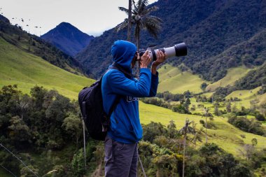 Kolombiya 'nın Quindio bölgesindeki Salento' daki güzel Valle de Cocora 'da fotoğraf çeken bir turist.