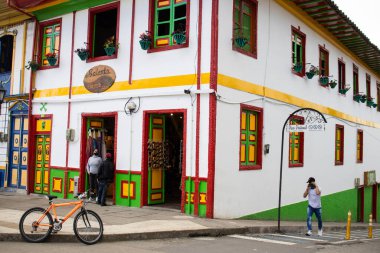 SALENTO, COLOMBIA - Temmuz 2021. Kolombiya 'nın Quindio bölgesinde yer alan küçük Salento kasabasının güzel caddeleri ve cepheleri