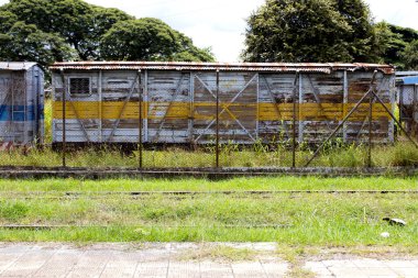 PALMIRA, COLOMBIA - SEPTEMBER, 2021: Kolombiya Valle del Cauca bölgesindeki Palmira şehrindeki tarihi tren istasyonunda terk edilmiş tren