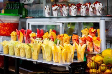 Salento 'nun güzel sokaklarında Kolombiya' nın Quindio bölgesinde küçük bir kasabada mango ve diğer meyveler satılıyor.