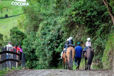 SALENTO, COLOMBIA - Temmuz 2021. Bir grup turist Cocora Vadisi 'nde ata biniyor.