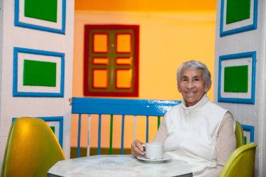 Son sınıf kadın turist, Salento 'da kahve içiyor. Kolombiya' nın Quindio bölgesinde küçük güzel bir kasaba.