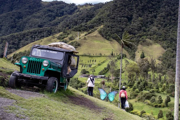 Salento Colombia Julio 2021 Turistas Jeep Willys Tradicional Hermoso Valle —  Fotos de Stock
