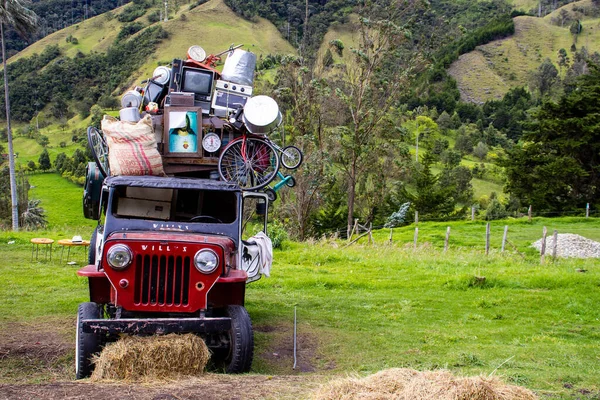 Salento Colombia 2021年7月 コロンビアのキディノ地方のサレントに位置する美しいココラ渓谷の伝統的なジープ ウィリス — ストック写真