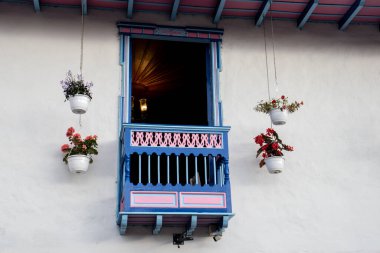 Kolombiya 'nın Quindio bölgesindeki güzel koloni kasabası Salento' nun geleneksel renkli sokaklarında güzel bir balkon.