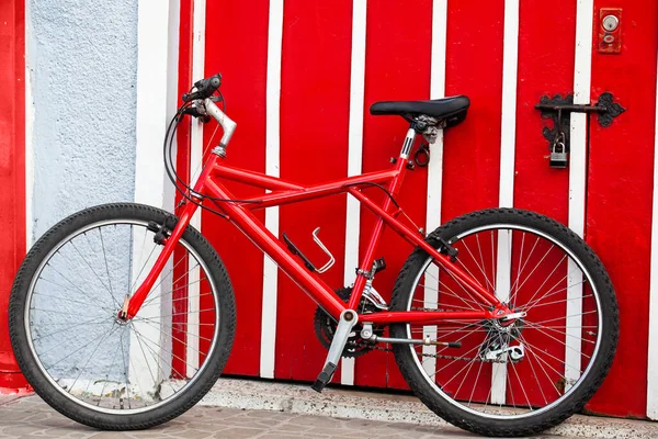 Rotes Fahrrad Neben Roter Tür Der Schönen Kleinstadt Filandia Der — Stockfoto