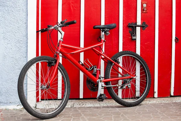 Rotes Fahrrad Neben Roter Tür Der Schönen Kleinstadt Filandia Der — Stockfoto