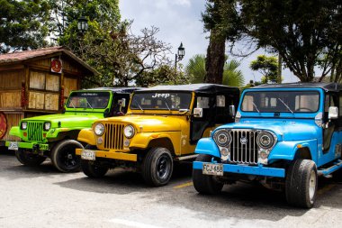 SALENTO, COLOMBIA - Temmuz 2021. Geleneksel Jeep Willy, Kolombiya 'nın güzel küçük bir kasabası olan Filandia' nın ana meydanına park etti..