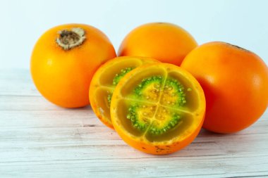 Beyaz arka planda Lulo (Solanum quitoense) adı verilen egzotik tropikal meyve