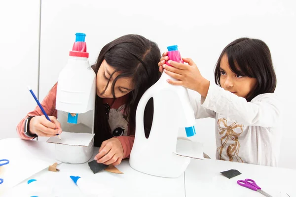 Dos Chicas Jóvenes Haciendo Microscopio Juguete Con Material Reciclable — Foto de Stock