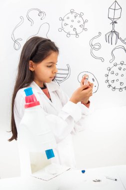 Hayat bilimlerinde profesyonel rol alan genç bir kız. Biyolog, doktor ya da araştırmacı olabilir. Geleceği hayal etmek..