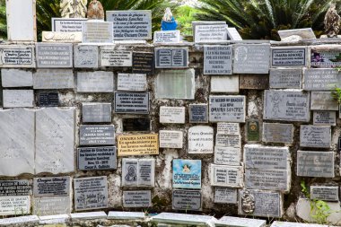 ARMERO, COLOMBIA - Mayıs 2022 Armero kasabasındaki defin yerinde Omaira Sanchez 'e şükran plaketleri.