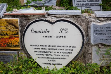 ARMERO, COLOMBIA - Mayıs 2022 Armero kasabasındaki defin yerinde Omaira Sanchez 'e şükran plaketleri.