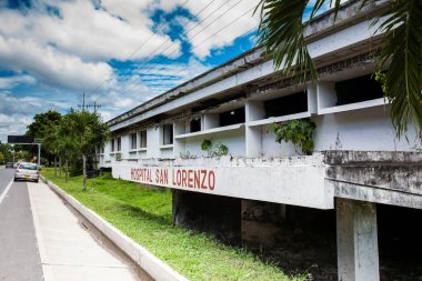 ARMERO, COLOMBIA - Mayıs 2022: 1985 'te Nevado del Ruiz Volkanı' nın yol açtığı trajedinin ardından ikinci kata kadar çıkan çığın altında kalan Armero Kasabası San Lorenzo Hastanesi kalıntıları
