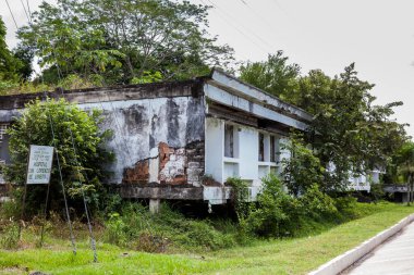ARMERO, COLOMBIA - Mayıs 2022: 1985 'te Nevado del Ruiz Volkanı' nın yol açtığı trajedinin ardından ikinci kata kadar çıkan çığın altında kalan Armero Kasabası San Lorenzo Hastanesi kalıntıları