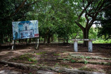 ARMERO, COLOMBIA - Mayıs 2022: 1985 'te Nevado del Ruiz' in neden olduğu trajedi sırasında Armero Kasabası 'ndaki San Lorenzo Kilisesi' nin kalıntıları bir çığ tarafından tahrip edildi.