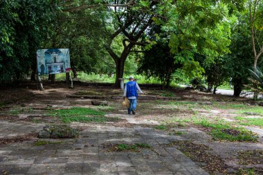 ARMERO, COLOMBIA - Mayıs 2022: 1985 'te Nevado del Ruiz' in neden olduğu trajedi sırasında Armero Kasabası 'ndaki San Lorenzo Kilisesi' nin kalıntılarındaki turist rehberi