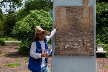 ARMERO, COLOMBIA - Mayıs 2022: 1985 'te Nevado del Ruiz' in neden olduğu Armero trajedisi anıtındaki tur rehberi