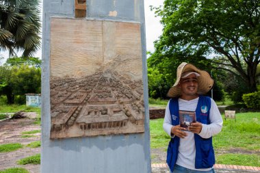 ARMERO, COLOMBIA - Mayıs 2022: 1985 'te Nevado del Ruiz' in neden olduğu Armero trajedisi anıtındaki tur rehberi