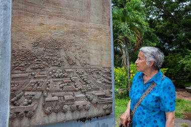 ARMERO, COLOMBIA - Mayıs 2022: 1985 'te Nevado del Ruiz' in neden olduğu Armero trajedisinin anısına düzenlenen anıtı ziyaret eden kıdemli kadın turist