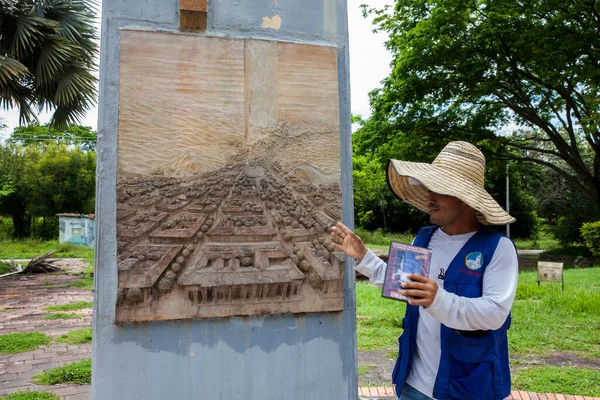 ARMERO, COLOMBIA - Mayıs 2022: 1985 'te Nevado del Ruiz' in neden olduğu Armero trajedisi anıtındaki tur rehberi