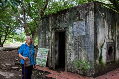ARMERO, COLOMBIA - Mayıs 2022: 1985 'te Nevado del Ruiz' in yol açtığı çığdan kurtulan Bankolombiya mahzeninin yanındaki yaşlı kadın