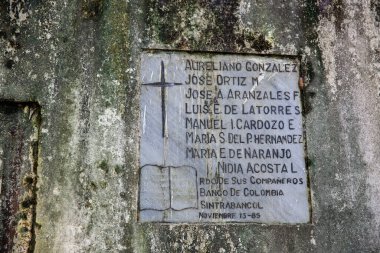 ARMERO, COLOMBIA - Mayıs 2022: 1985 'te Nevado del Ruiz' in neden olduğu Armero şehrini yok eden çığda ölen Kolombiya çalışanlarının isimleriyle birlikte anıt plaket