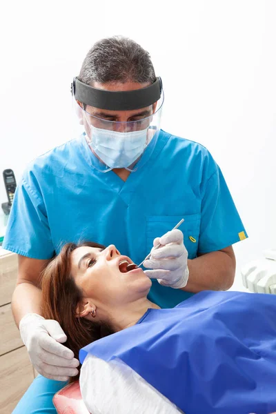 男性中年歯科医彼のオフィスで女性患者と — ストック写真