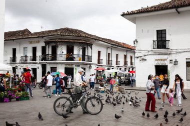 POPAYAN, COLOMBIA - MAYIS, 2022: Popayan şehir merkezinde Caldas Meydanı 'nın yanındaki güzel köşe