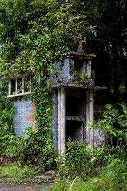 1985 'te Kolombiya' da Nevado del Ruiz Volkanı 'nın yol açtığı çığın tahrip ettiği eski Armero kasabasının mezarlığında terk edilmiş mezarlar.