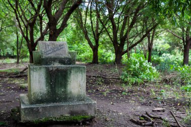 ARMERO, COLOMBIA - Mayıs 2022: 1985 'teki Nevado del Ruiz Volkanı' nın yol açtığı Armero faciasından sonra ölen yakınlarının anısına yapılan sembolik mezarlar