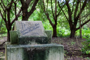 ARMERO, COLOMBIA - Mayıs 2022: 1985 'teki Nevado del Ruiz Volkanı' nın yol açtığı Armero faciasından sonra ölen yakınlarının anısına yapılan sembolik mezarlar