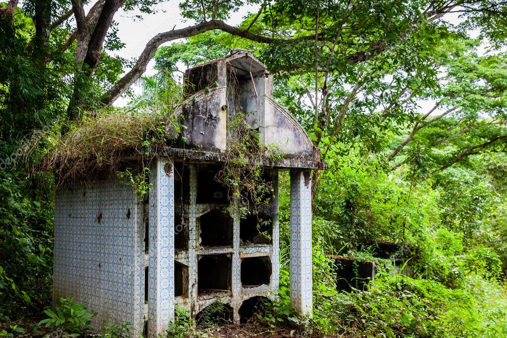 Tumbas abiertas abandonadas en el cementerio del casco antiguo de
