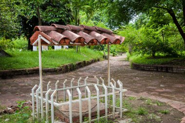 Katolik rahip Pedro Maia Ramiez Ramos 'un mezarı 1948' de Kolombiya iç savaşı sırasında Armero Şehitleri olarak bilinen