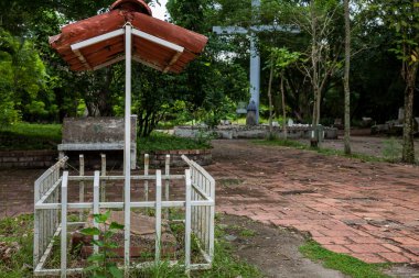 Katolik rahip Pedro Maia Ramiez Ramos 'un mezarı 1948' de Kolombiya iç savaşı sırasında Armero Şehitleri olarak bilinen