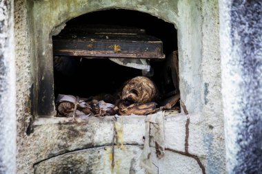 1985 'te Kolombiya' da Nevado del Ruiz Volkanı 'nın yol açtığı çığın tahrip ettiği eski Armero kasabasının mezarlığında kutsanmış mezarlar.