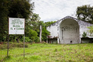 ARMERO, COLOMBIA - Mayıs 2022 Armero Kasabası 'ndaki El Carmen Kilisesi' nin kalıntıları 1985 'te Nevado del Ruiz' in neden olduğu trajedi sırasında bir çığ tarafından tahrip edildi.