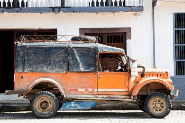 Kolombiya 'nın kırsal bölgelerinde insan ve mal taşımak için kullanılan geleneksel off road aracı