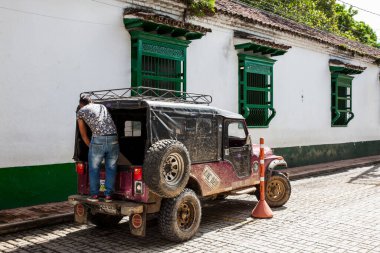 MARIQUITA, COLOMBIA - MAYIS, 2022: Kolombiya 'nın kırsal bölgelerinde insan ve mal taşımak için geleneksel off road aracı