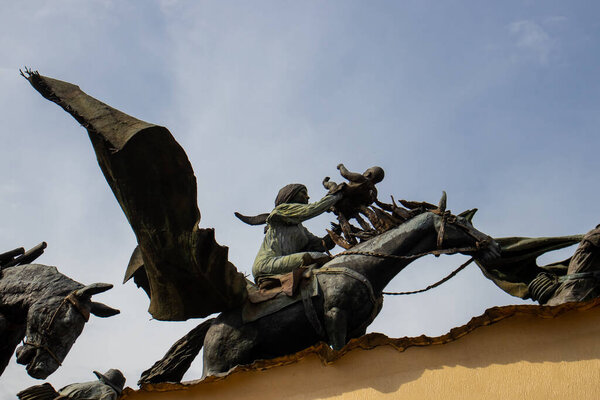 МАНИСАЛЕС, КОЛОМБИЯ - Озил, 2022 год: памятник колонизаторам, созданный художником Луисом Гуфмо Вальехо в технике литья бронзы из песка.