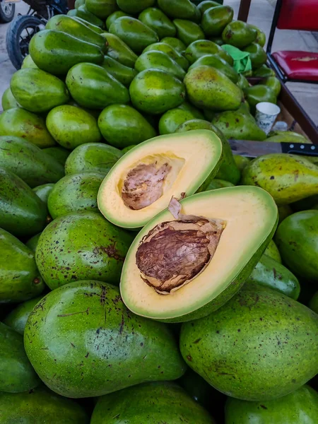 Pyszne Awokado Zostało Sprzedane Targu Rolniczym Małym Miasteczku Calera Kolumbii — Zdjęcie stockowe
