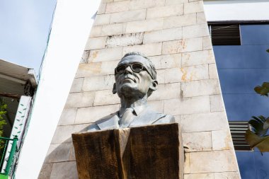 SILVANIA, COLOMBIA - MAYIS, 2022: Silvania kasaba kurucusu Ismael Silva anıtı Belediye Binası 'nın yanında