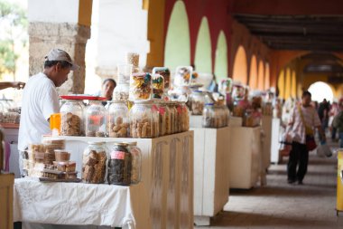 CARTAGENA DE INDIAS, COLOMBIA - AĞUSTOS, 2011: Duvarlarla çevrili Cartagena de Indias şehrinde bulunan Ünlü Şeker Portalı