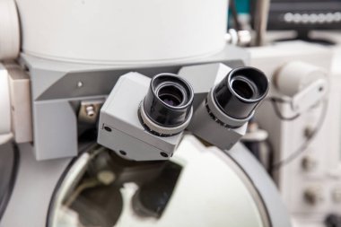 Electron microscope in a scientific laboratory used for diagnosis and research.
