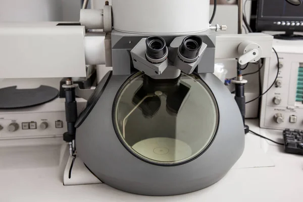 Electron microscope in a scientific laboratory used for diagnosis and research.