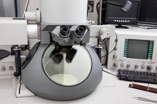 Electron microscope in a scientific laboratory used for diagnosis and research.