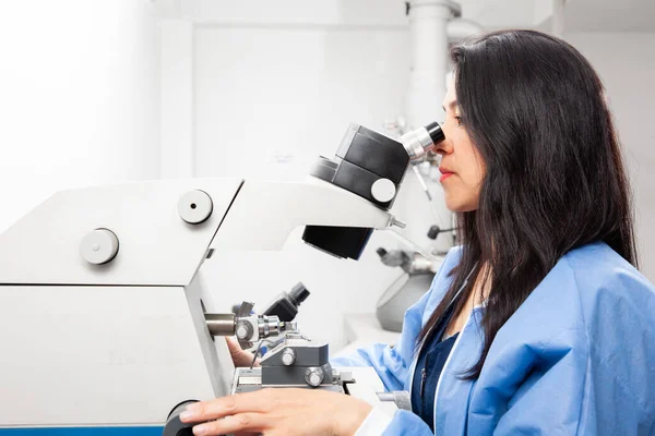 Young Female Scientist Using Ultramicrotome Make Sections Electron Microscope — Stockfoto
