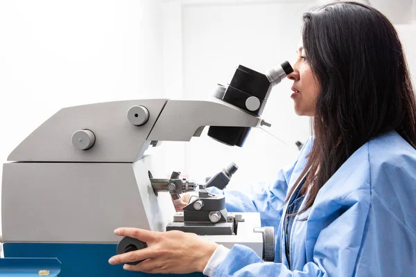 Young Female Scientist Using Ultramicrotome Make Sections Electron Microscope — Stockfoto