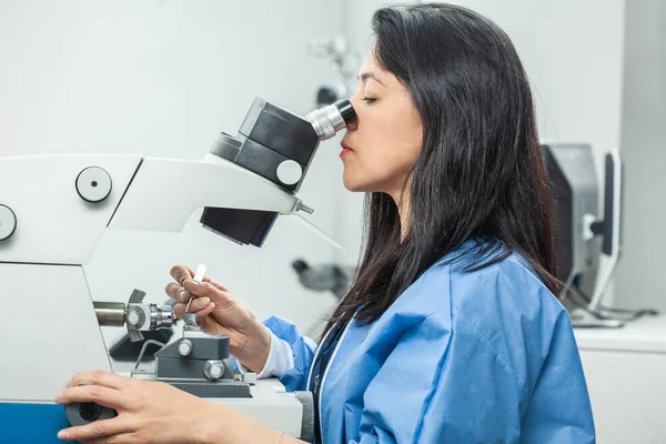 Female Scientist Placing Sample Transmission Electron Microscopy Grid — Stockfoto