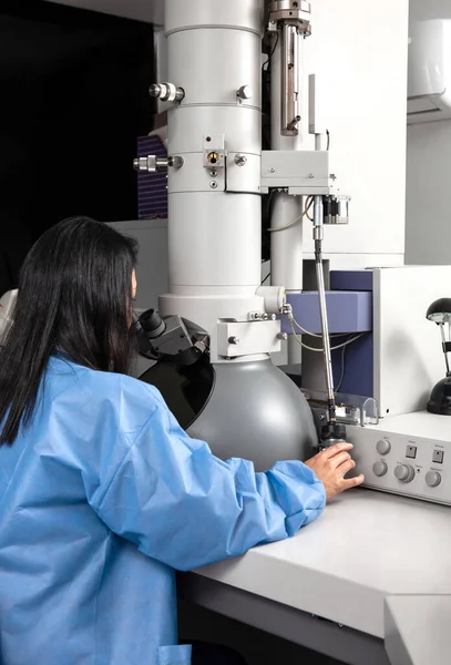 Young Female Scientist Working Laboratory Electron Microscope — Fotografia de Stock
